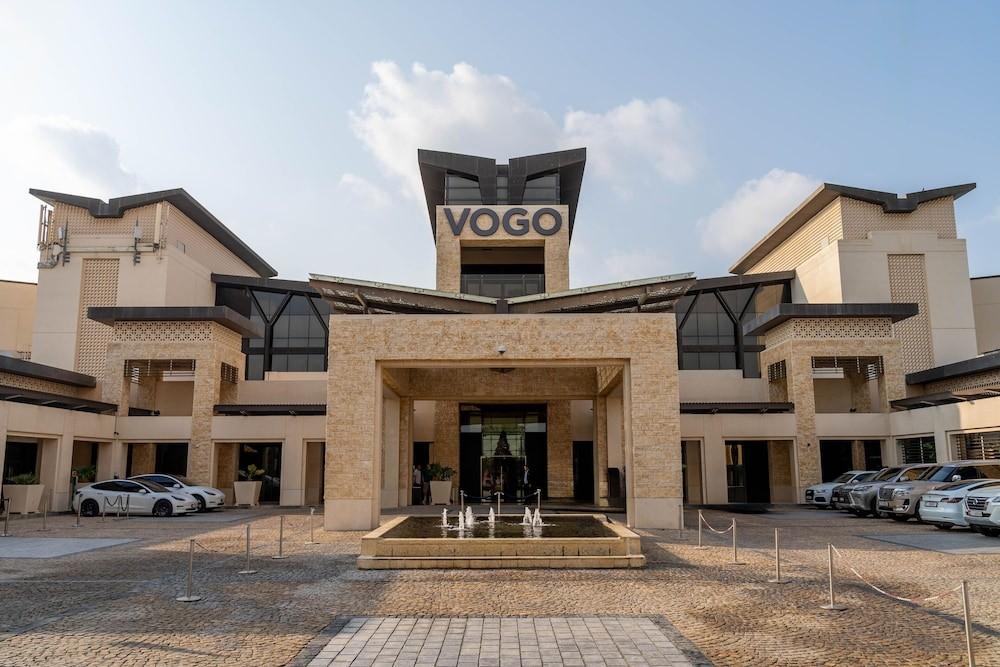The entrance and water feature at VOGO Abu Dhabi Golf Resort and Spa