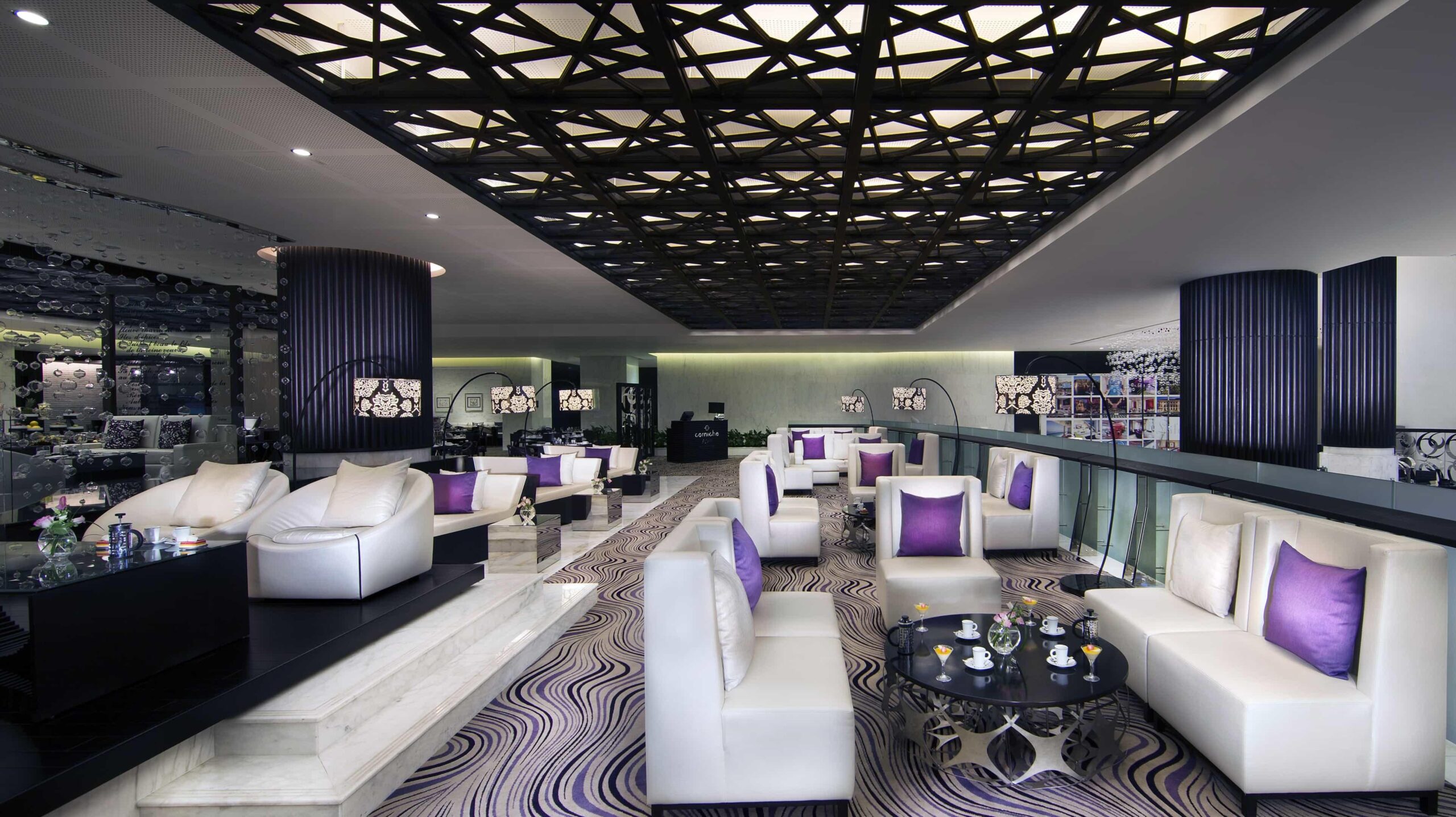 Le Café lobby lounge with seating and the reception beyond