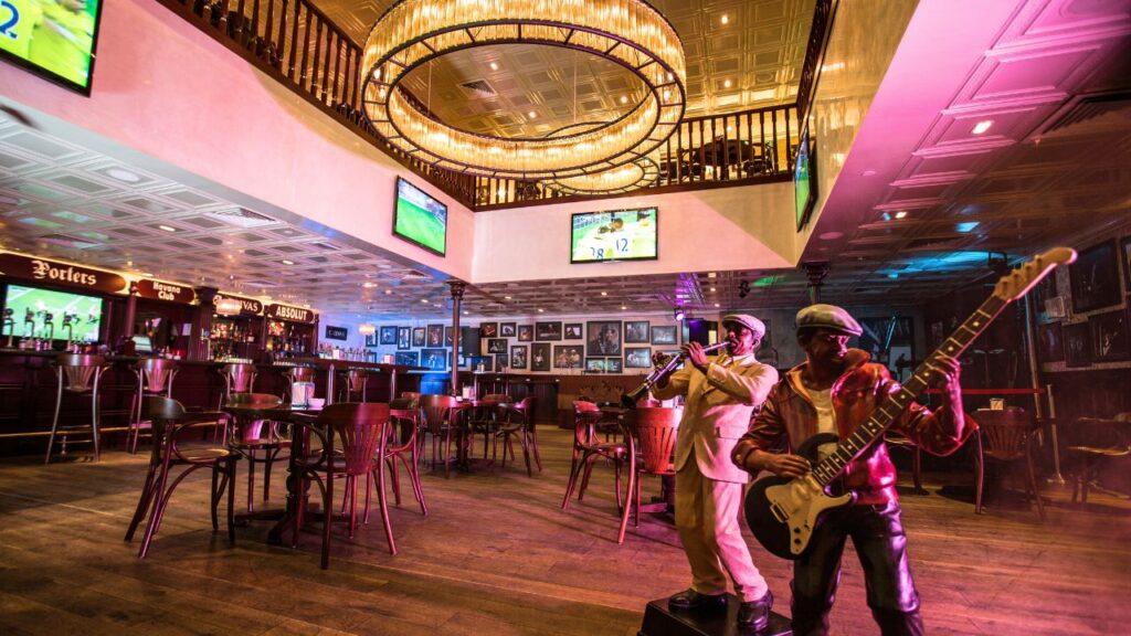 Live music and sports-screen atmosphere at Porters English Pub