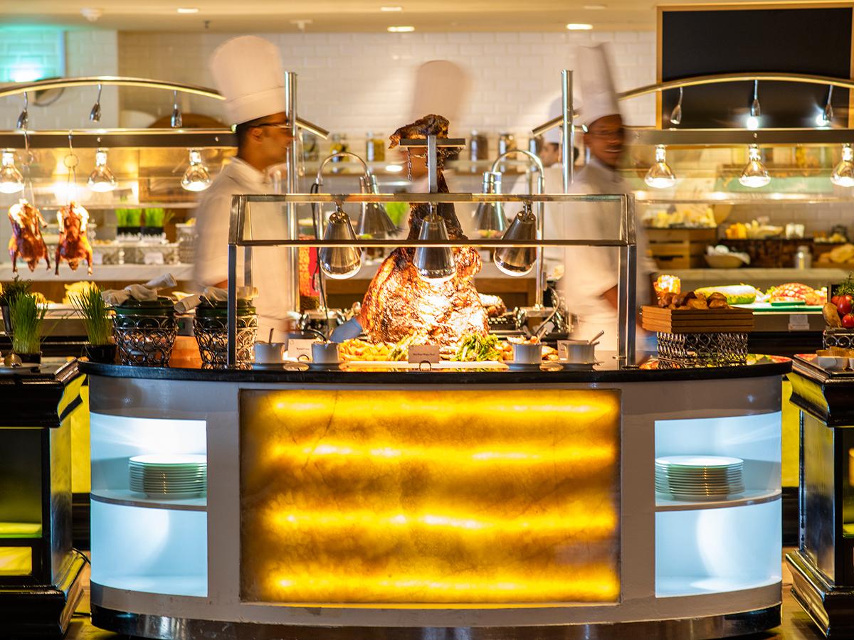 Live cooking and seafood stations at Giornotte Saturday brunch in Abu Dhabi