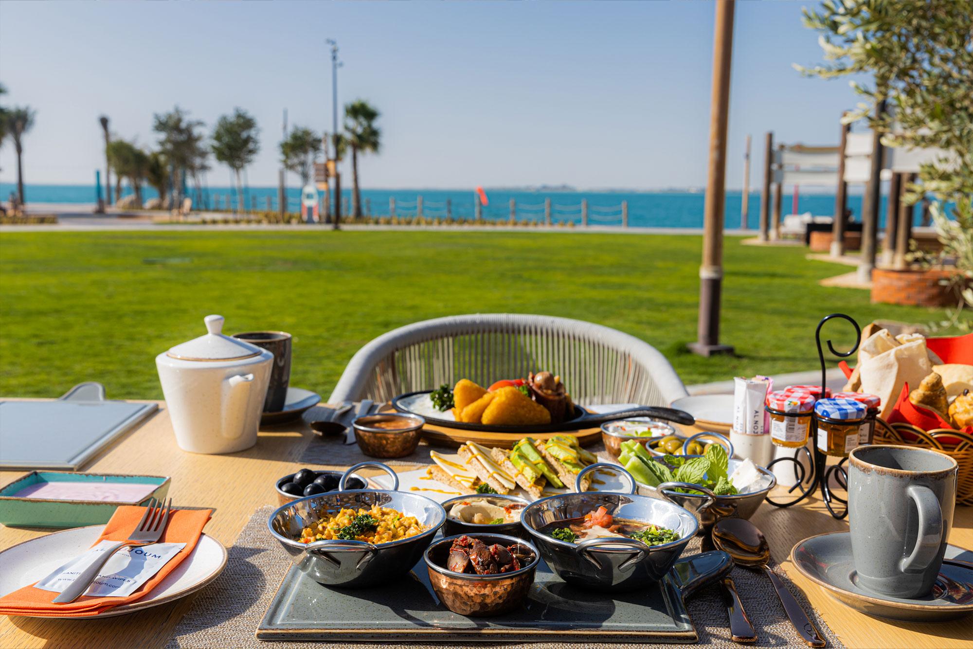 Breakfast, coffee and relaxed beachside atmosphere at Breath by the Beach